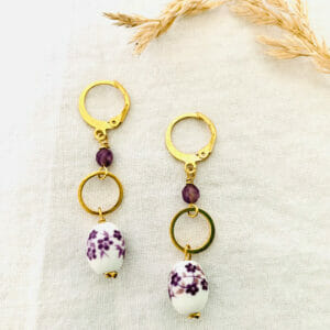 ✓ Pauline de Toussa Toussa récupère d’anciens bijoux, les nettoie, démonte et revalorise pour les remettre au goût du jour. Ces jolies paires de boucles d’oreilles upcyclées sont fabriquées dans son atelier à Bruxelles avec amour. Les attaches sont neuves et toutes garanties sans plomb, nickel ou cadium.

✓ longueur : 3 cm

✓ Composition :
<ul>
 	<li>Récup : perles mauve</li>
 	<li>Cercles en acier inoxydable : 1 cm</li>
 	<li>Dormeuses en acier inoxydable</li>
</ul>
✓ Fabriqué en Belgique

✓ Garanti sans plomb, sans nickel ni cadium.