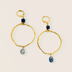 ✓ Pauline de Toussa Toussa récupère d’anciens bijoux, les nettoie, démonte et revalorise pour les remettre au goût du jour. Ces jolies paires de boucles d’oreilles upcyclées sont fabriquées dans son atelier à Bruxelles avec amour. Les attaches sont neuves et toutes garanties sans plomb, nickel ou cadium.

✓ Longueur : 4,5 cm

✓ Composition :
<ul>
 	<li>Récup : perles carrées et ovales</li>
 	<li>Cercles 1 cm en acier</li>
 	<li>Gouttes en laiton</li>
 	<li>Dormeuses en acier inoxydable</li>
</ul>
✓ Fabriqué en Belgique

✓ Garanti sans plomb, sans nickel ni cadium.
