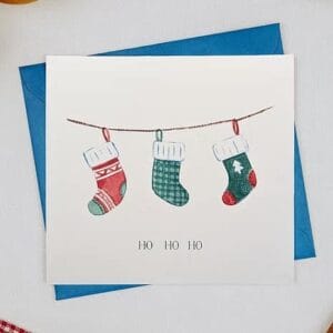 <p data-start="140" data-end="379">✓ Une carte de vœux festive illustrée de l’onomatopée « Ho ho ho », parfaite pour transmettre un message chaleureux et plein d’humour pendant les fêtes.<br data-start="260" data-end="263" />✓ Format carte classique (type A6), idéale à glisser dans une enveloppe.<br data-start="335" data-end="338" />✓ Papier épais haute qualité, impression couleur premium.<br data-start="395" data-end="398" />✓ Parfaite pour accompagner un cadeau, envoyer un message personnalisé ou décorer un espace durant la saison hivernale.<br data-start="517" data-end="520" />✓ Fabriquée en Europe.</p>